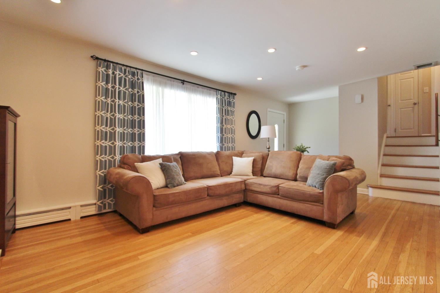 South Plainfield, New Jersey 07080, United States, 3 Bedrooms Bedrooms, ,4 BathroomsBathrooms,Residential,Pending,224660