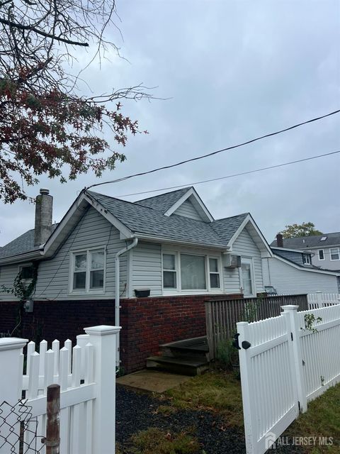 Homes For Sale - 301 Shoreland Circle<br/> Old Bridge, NJ 08879