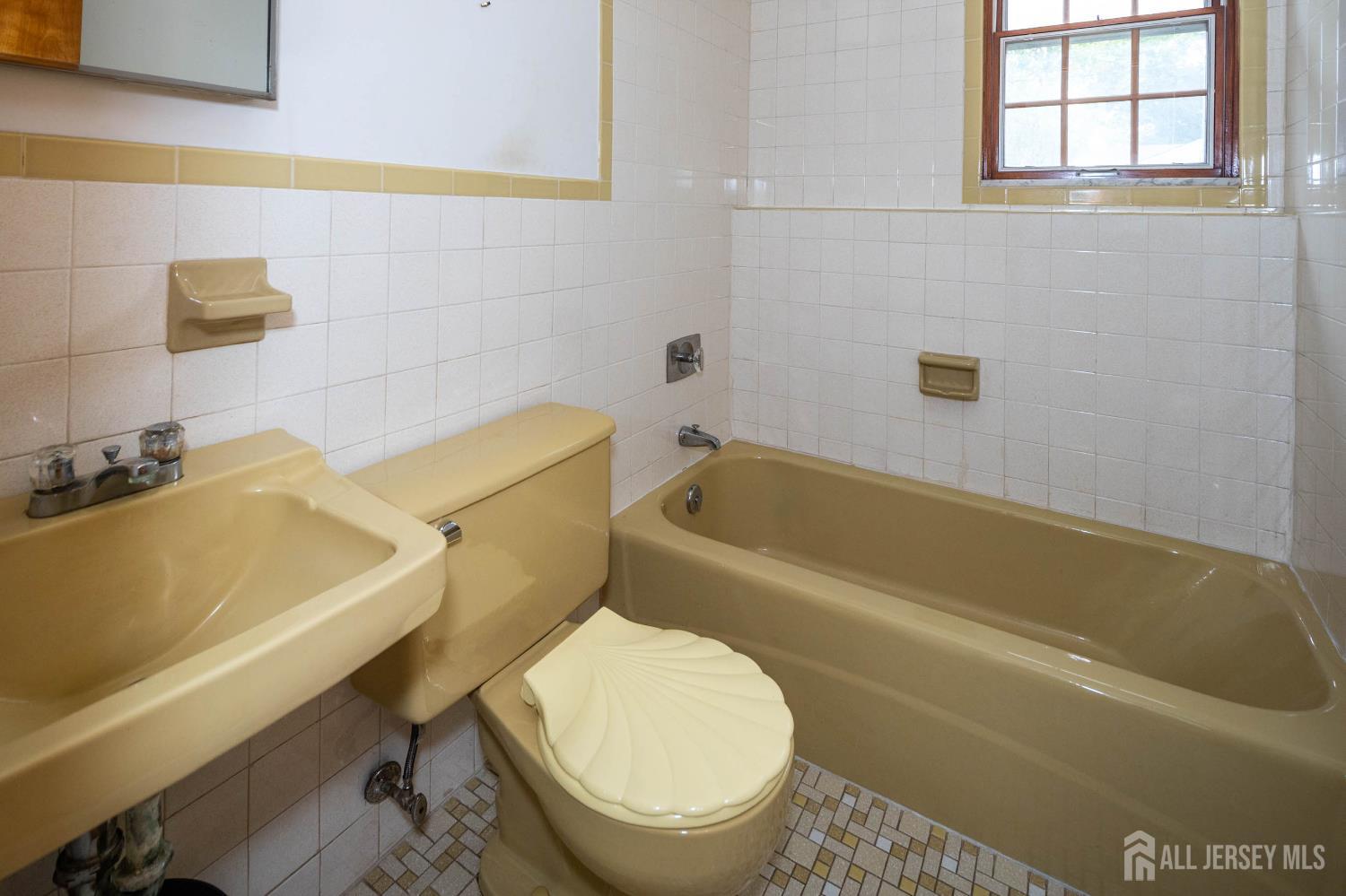 114 Redwood Avenue, Edison, New Jersey image 22