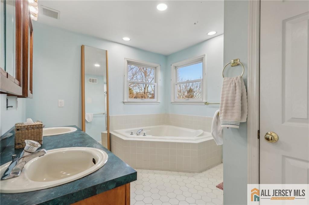 321 Snowgoose Lane, Harrison, New Jersey image 16