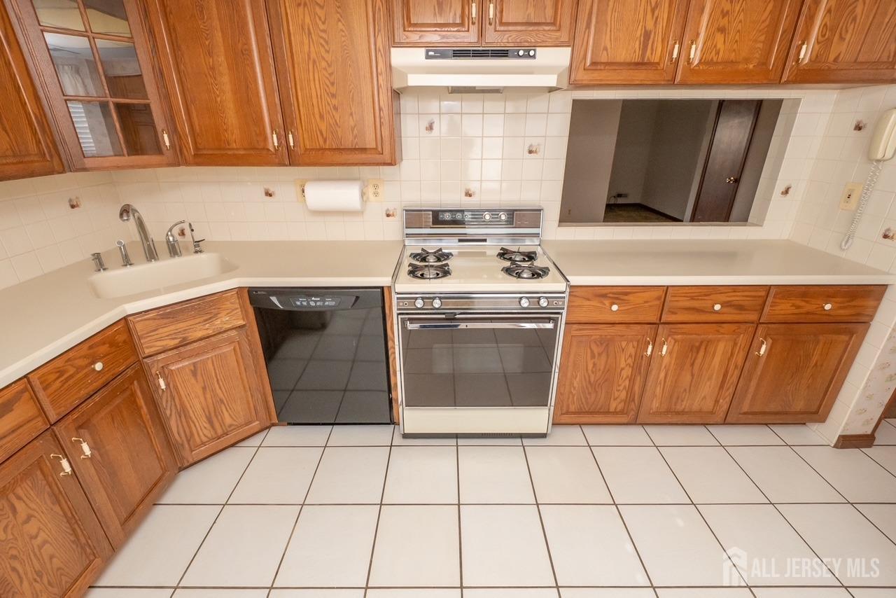 216 Yorkshire Court, Old Bridge, New Jersey image 3