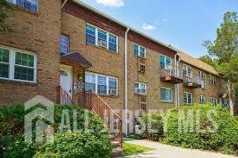 Townhouse For Rent - 332 College Drive<br/> Edison, NJ 08817