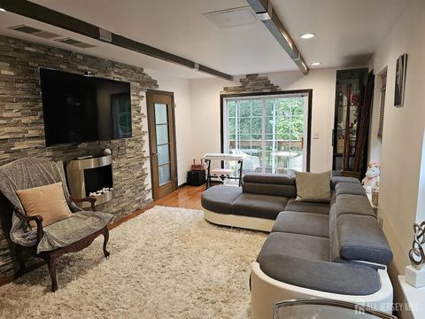 Condo For Sale - 10 Russell Court<br/> Middlesex County, Old Bridge, NJ 07747