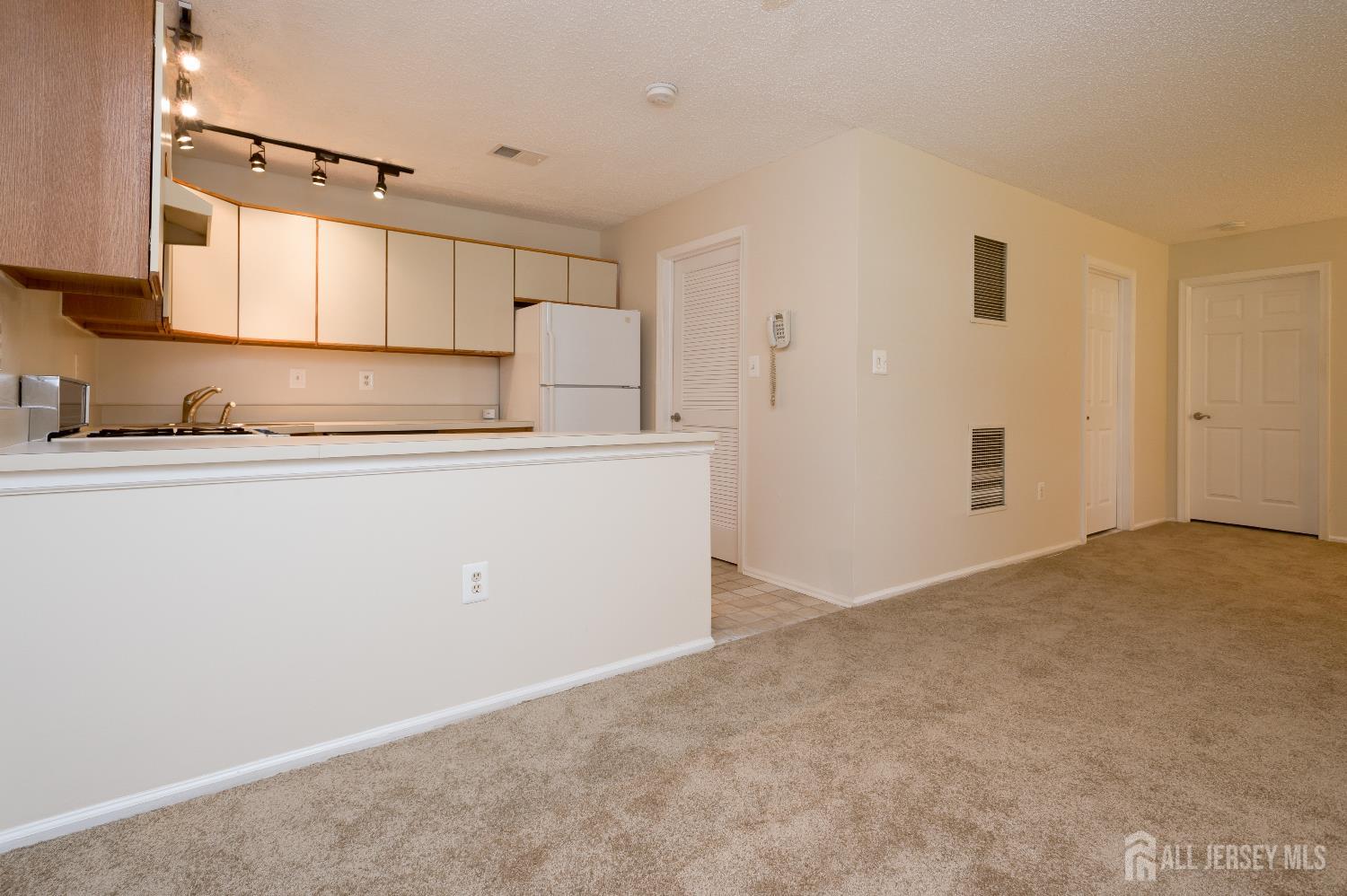 East Brunswick, New Jersey 08816, United States, 1 Bedroom Bedrooms, ,1 BathroomBathrooms,Residential,Active,153392