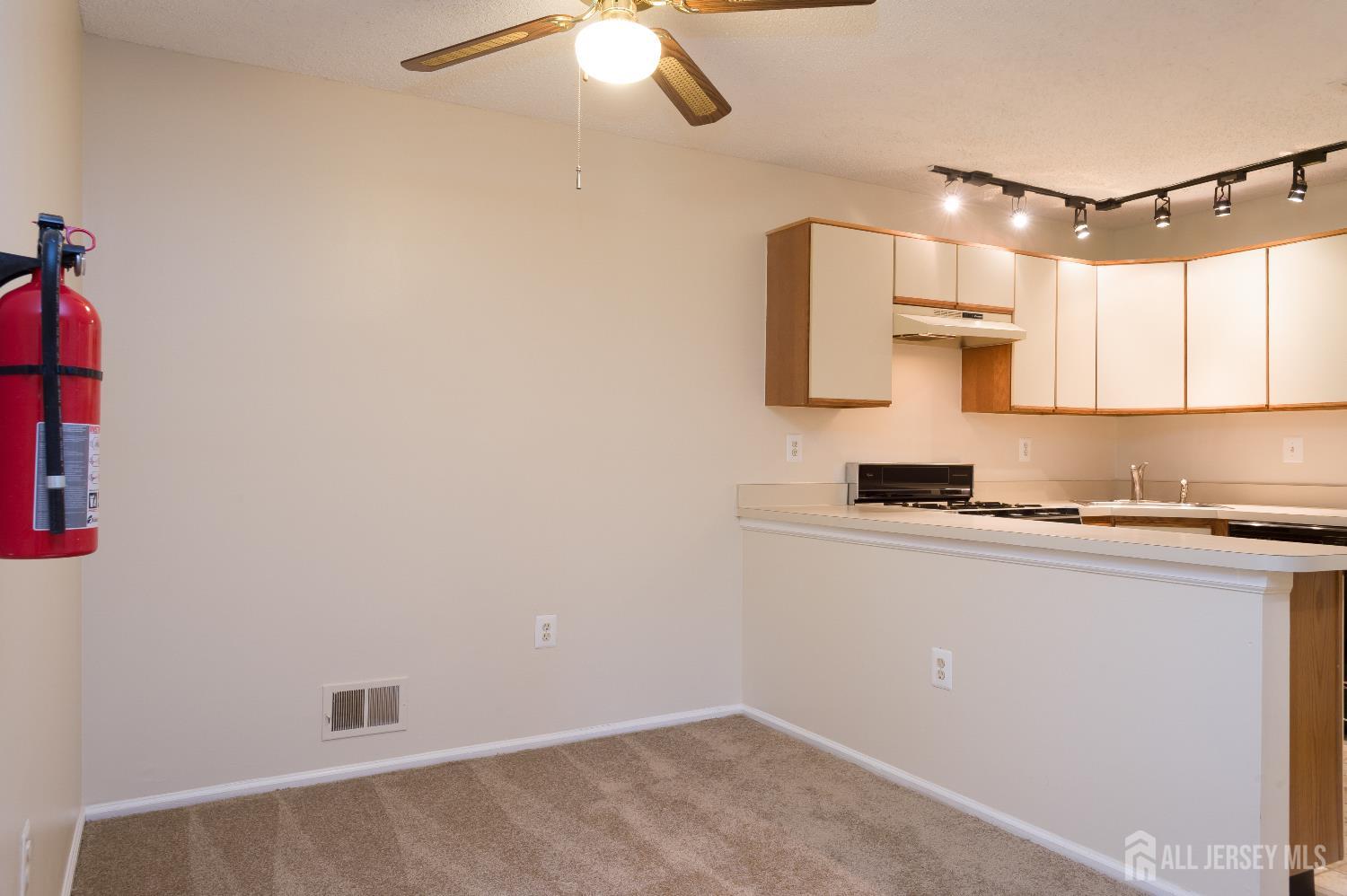 East Brunswick, New Jersey 08816, United States, 1 Bedroom Bedrooms, ,1 BathroomBathrooms,Residential,Active,153392