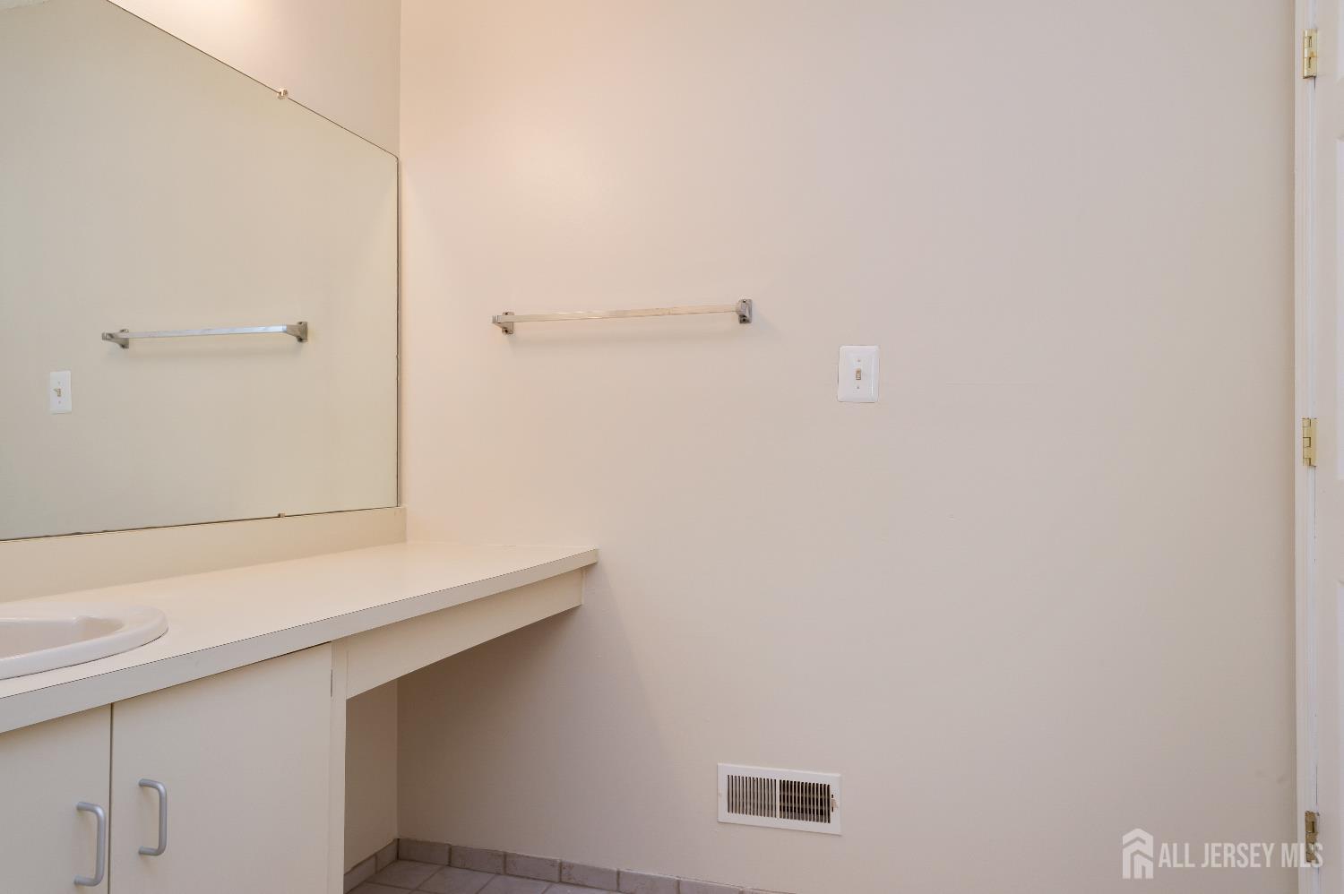 East Brunswick, New Jersey 08816, United States, 1 Bedroom Bedrooms, ,1 BathroomBathrooms,Residential,Active,153392