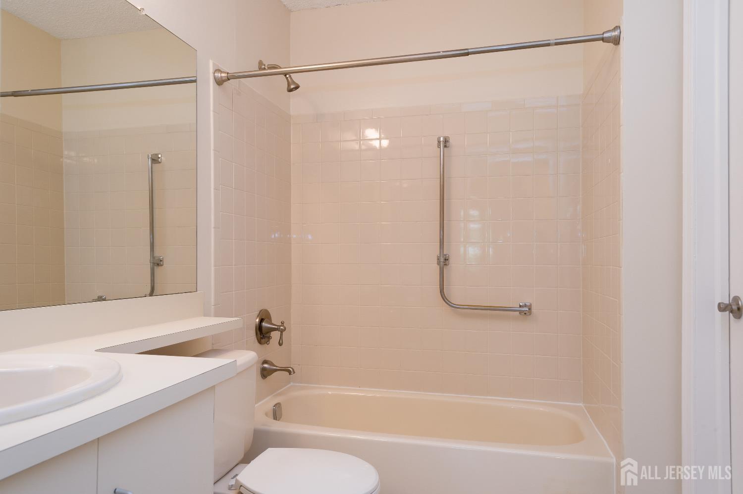 East Brunswick, New Jersey 08816, United States, 1 Bedroom Bedrooms, ,1 BathroomBathrooms,Residential,Active,153392