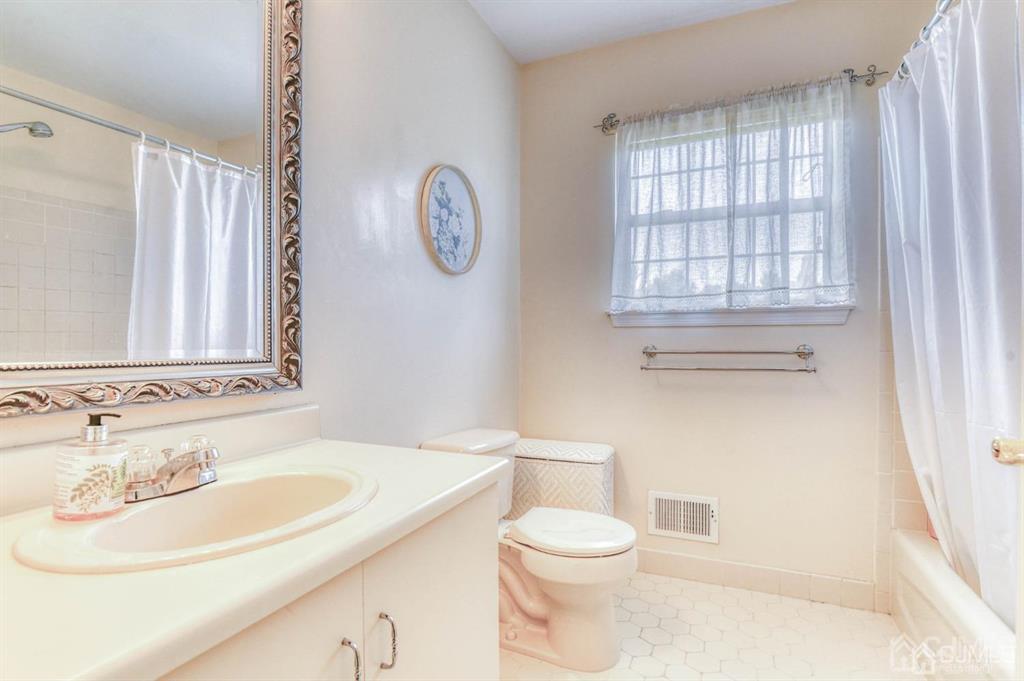 18 Bucknell Drive, East Brunswick, New Jersey image 17