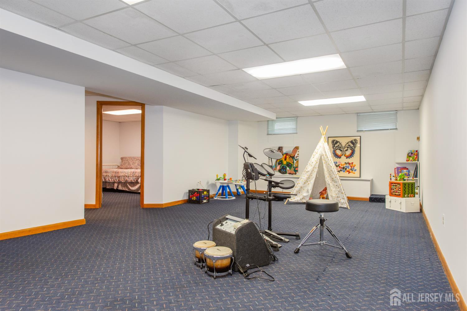 13 Clinton Avenue, Edison, New Jersey image 38