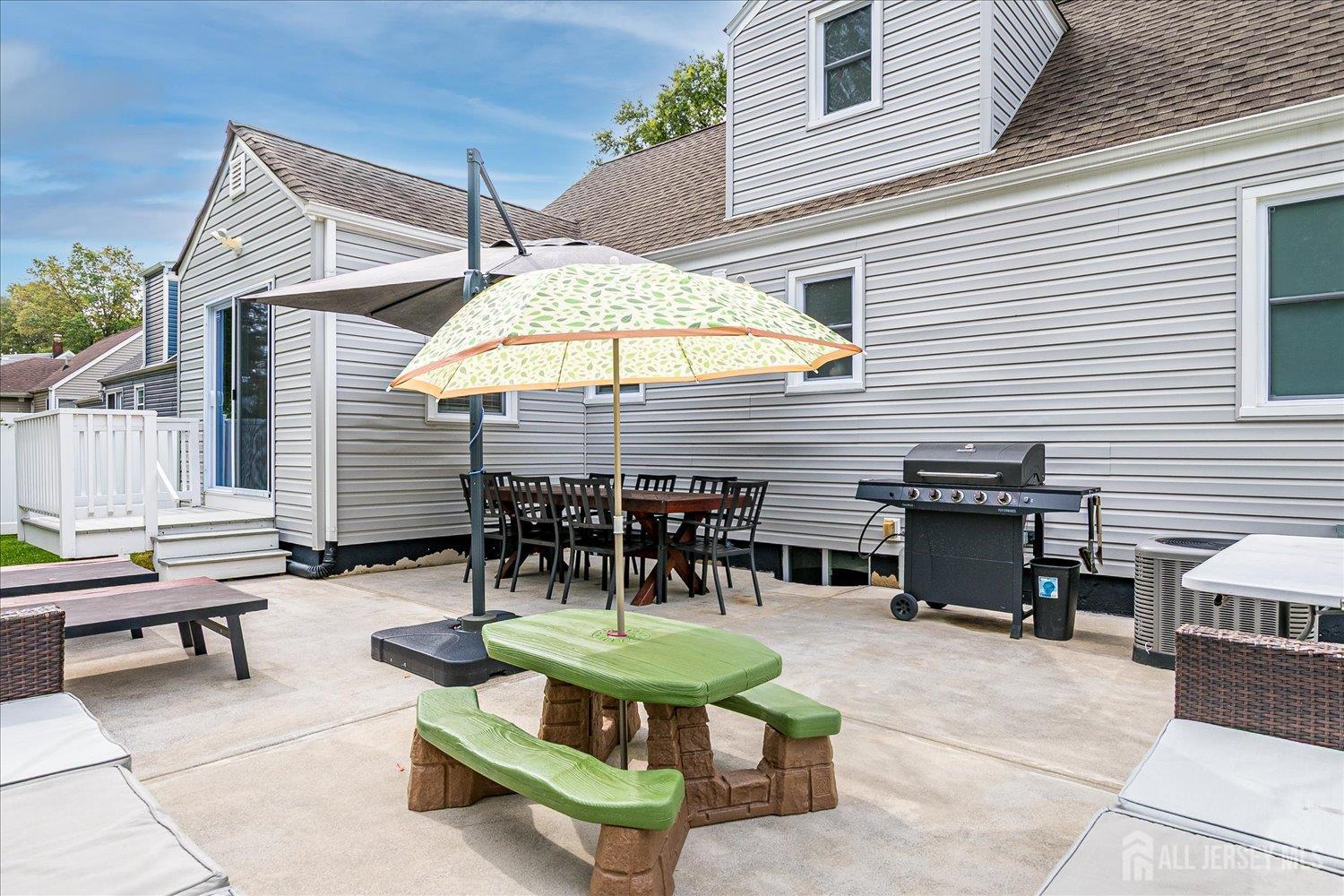 Rahway, New Jersey 07065, United States, 4 Bedrooms Bedrooms, ,2 BathroomsBathrooms,Residential,Active,240393