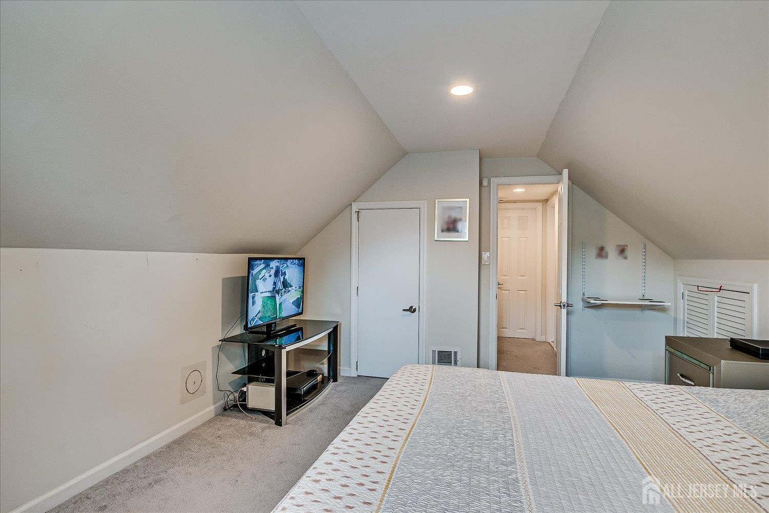 Rahway, New Jersey 07065, United States, 4 Bedrooms Bedrooms, ,2 BathroomsBathrooms,Residential,Active,240393