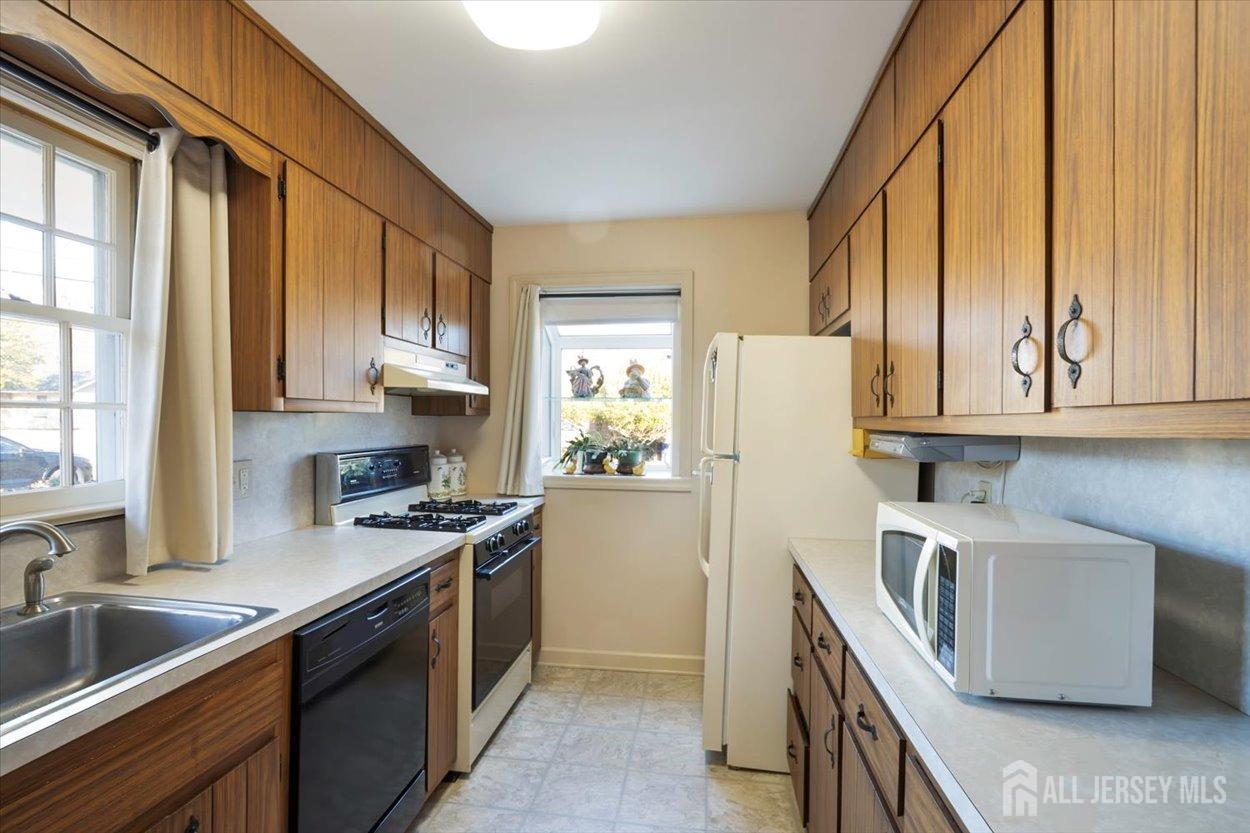 175 Lakeside Drive, Piscataway, New Jersey image 6