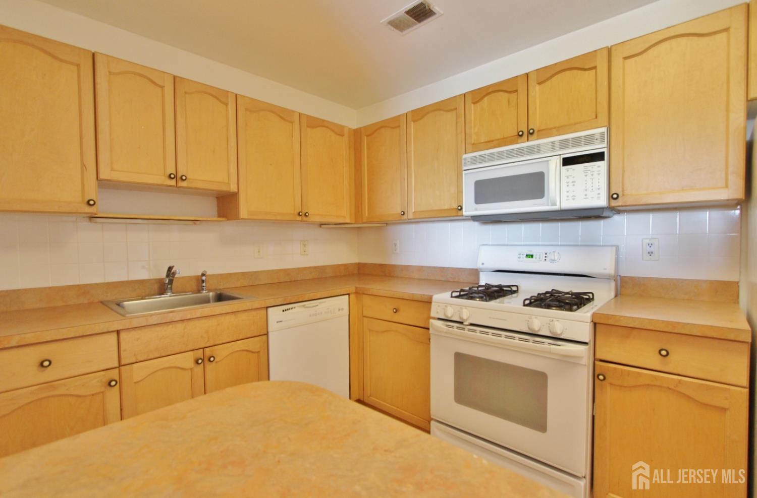 Green Brook, New Jersey 08812, United States, 2 Bedrooms Bedrooms, ,2 BathroomsBathrooms,Residential,Active,174124