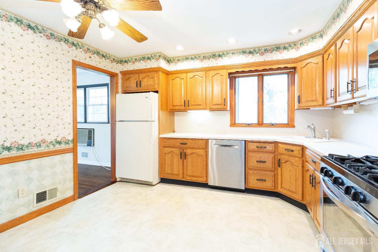 28 Beechwood Avenue, Edison, New Jersey image 14