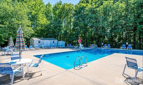 Townhouse For Sale - 33 Vandeventer Court<br/> Sayreville, NJ 08872
