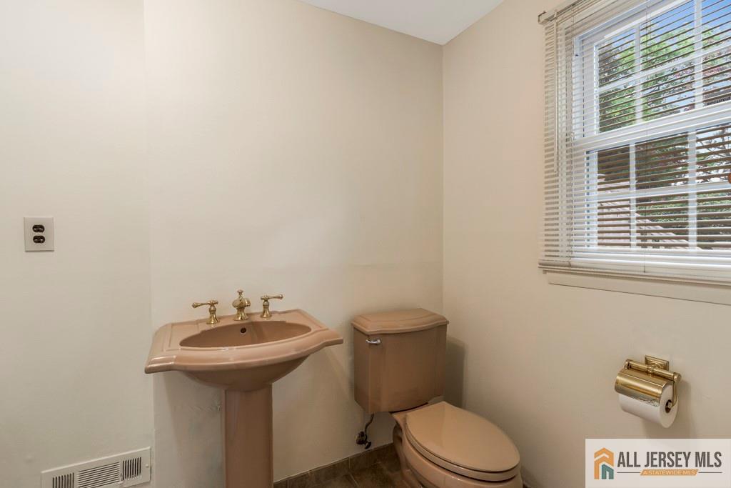 10 Lauri Lane, Middlesex, New Jersey image 7