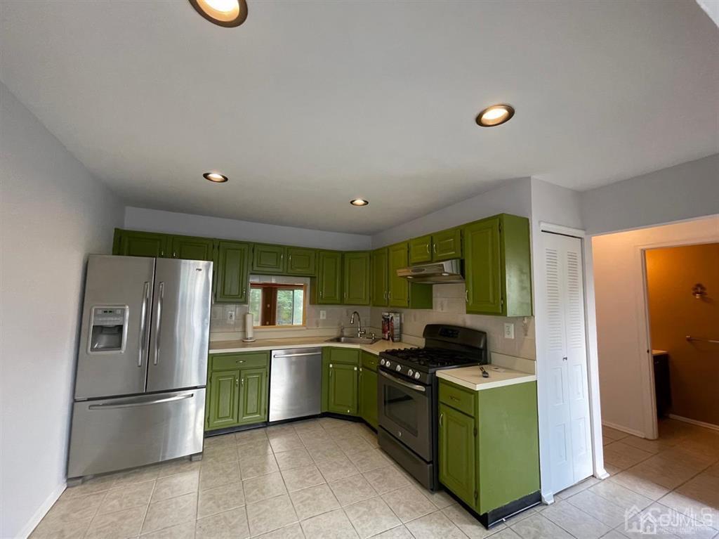 North Brunswick, New Jersey 08902, United States, 3 Bedrooms Bedrooms, ,3 BathroomsBathrooms,Residential,Active,119511