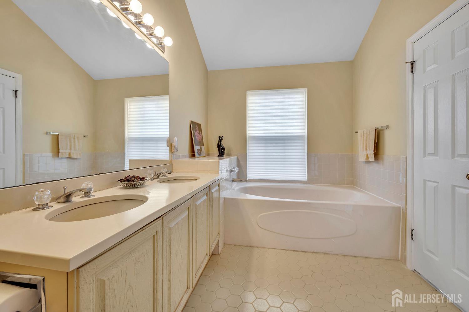 8 Raleigh Way, Franklin, New Jersey image 8