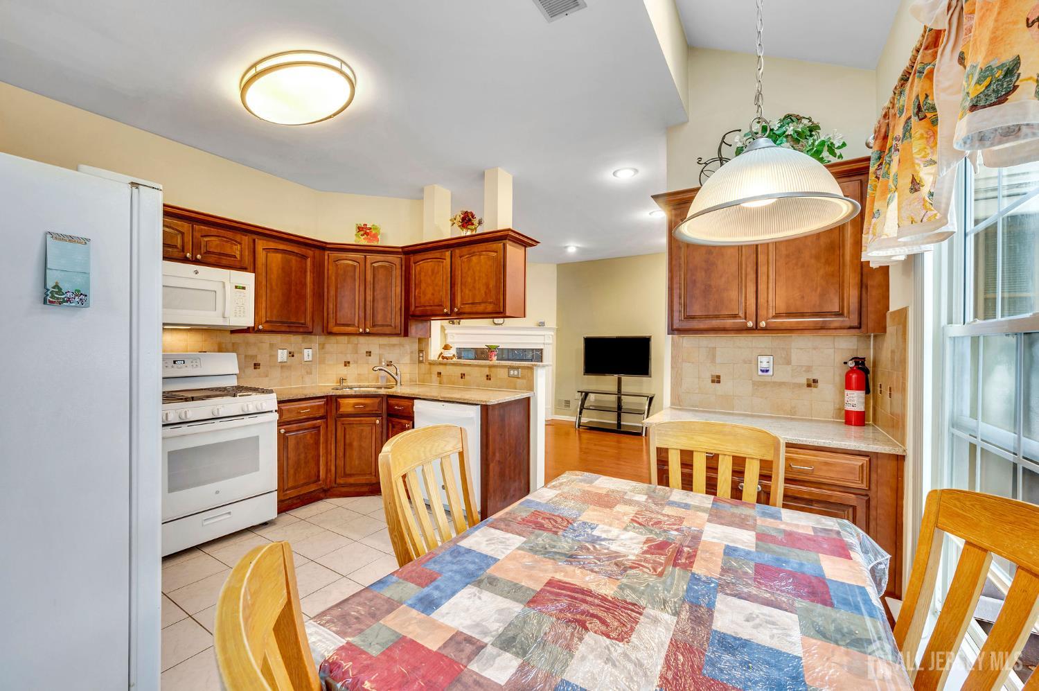8 Raleigh Way, Franklin, New Jersey image 13