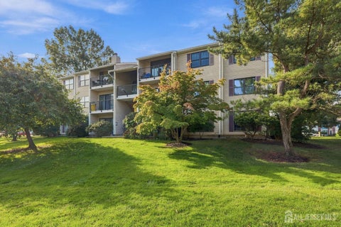Condo For Sale - 401 Danbury Lane<br/> Middlesex County, East Brunswick, NJ 08816