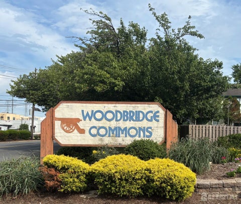 Condo For Sale - 1104 Woodbridge Commons Way<br/> Middlesex County, Iselin, NJ 08830