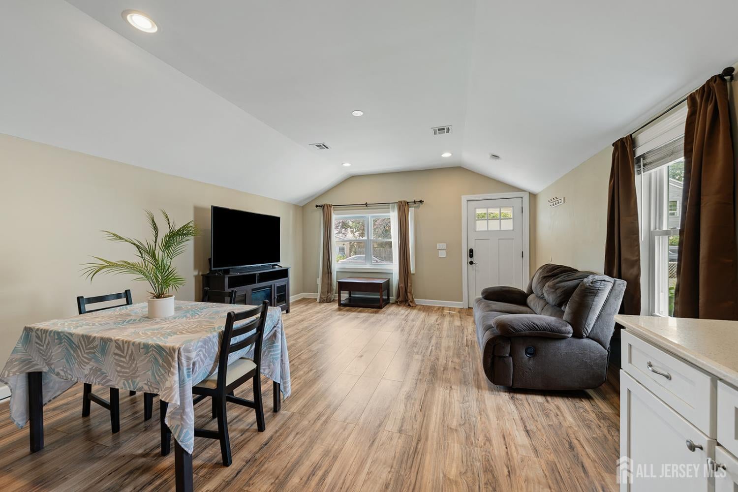 285 Shoreland Circle