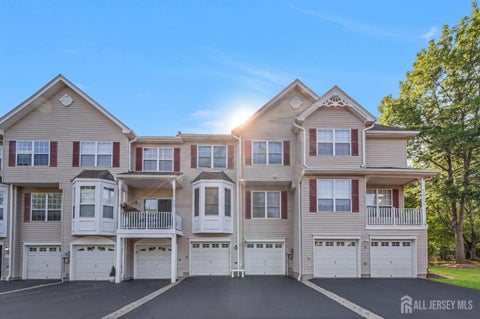Townhouse For Sale - 20 Windham Court<br/> Hunterdon County, Raritan, NJ 08822
