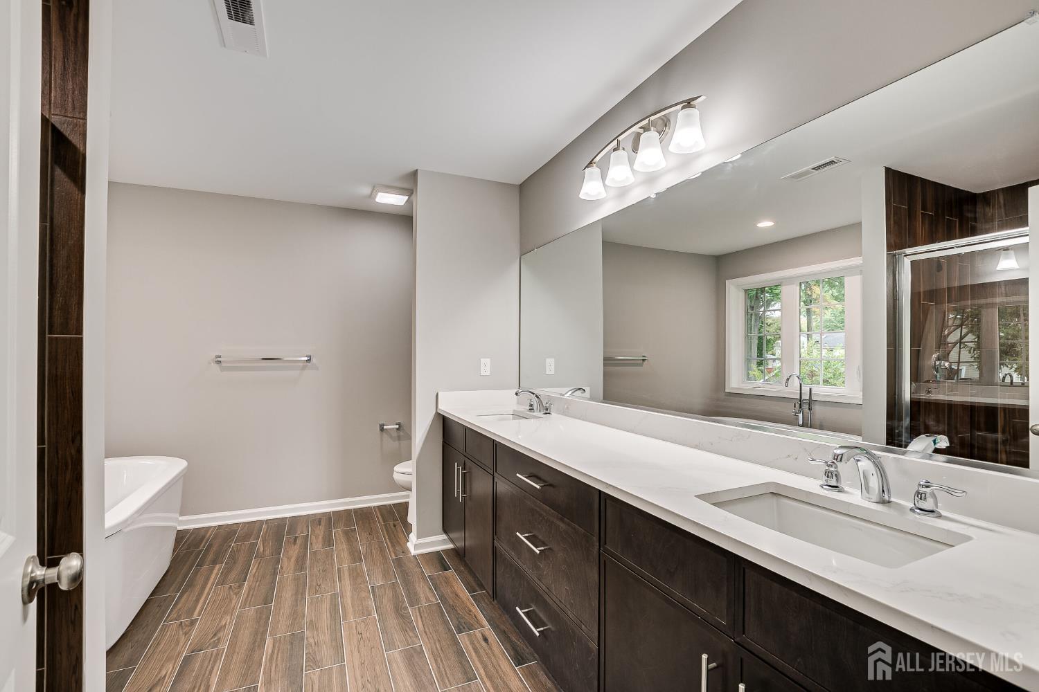 Metuchen, New Jersey, 08840, United States, 5 Bedrooms Bedrooms, ,4 BathroomsBathrooms,Residential,Active,2035126