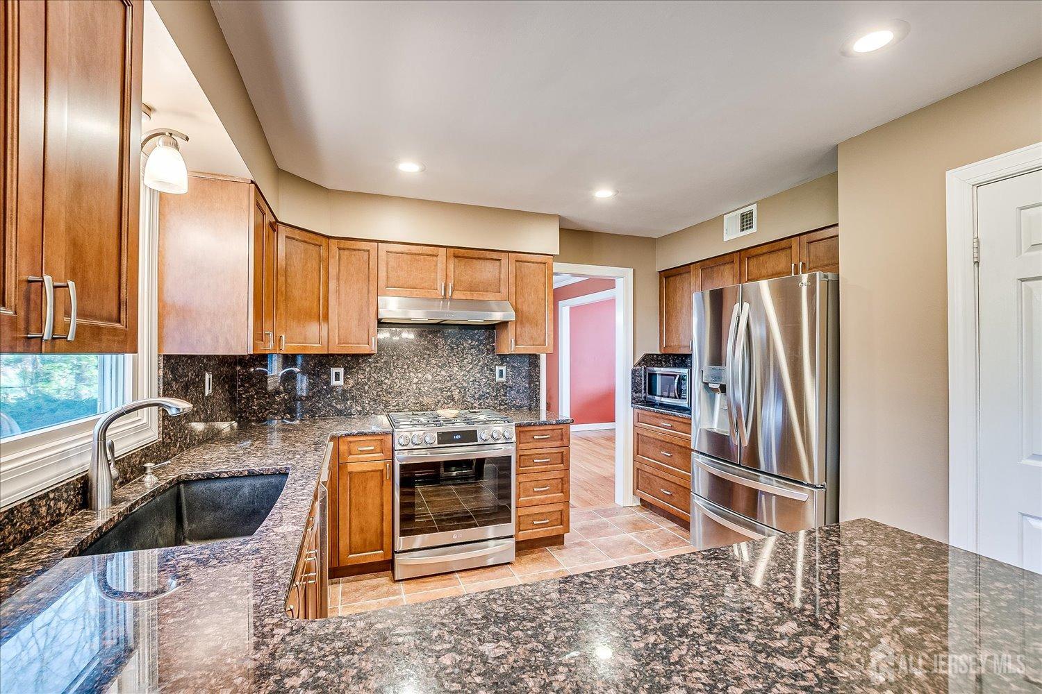 Franklin Twsp, New Jersey 08873, United States, 4 Bedrooms Bedrooms, ,3 BathroomsBathrooms,Residential,Pending,100683