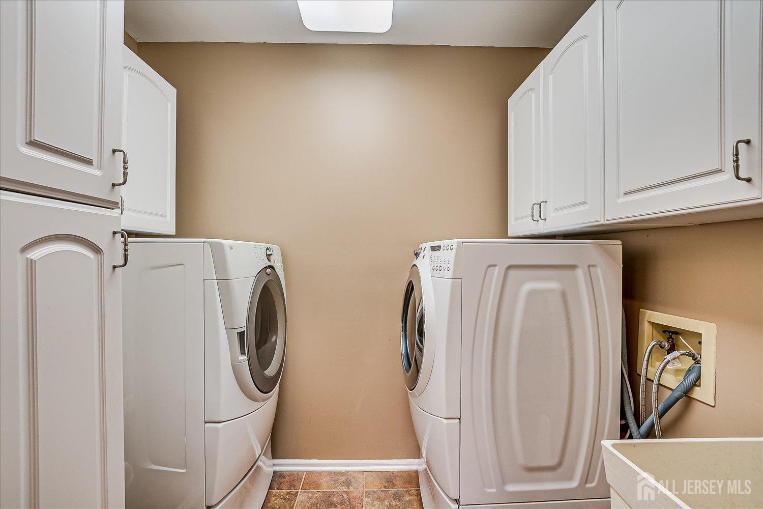 Franklin Twsp, New Jersey 08873, United States, 4 Bedrooms Bedrooms, ,3 BathroomsBathrooms,Residential,Pending,100683