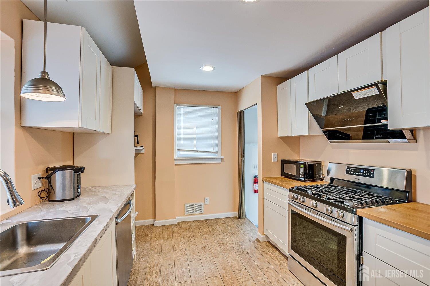 South Plainfield, New Jersey 07080, United States, 3 Bedrooms Bedrooms, ,2 BathroomsBathrooms,Residential,Active,177440