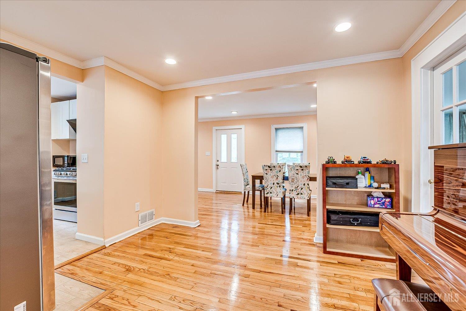 South Plainfield, New Jersey 07080, United States, 3 Bedrooms Bedrooms, ,2 BathroomsBathrooms,Residential,Active,177440