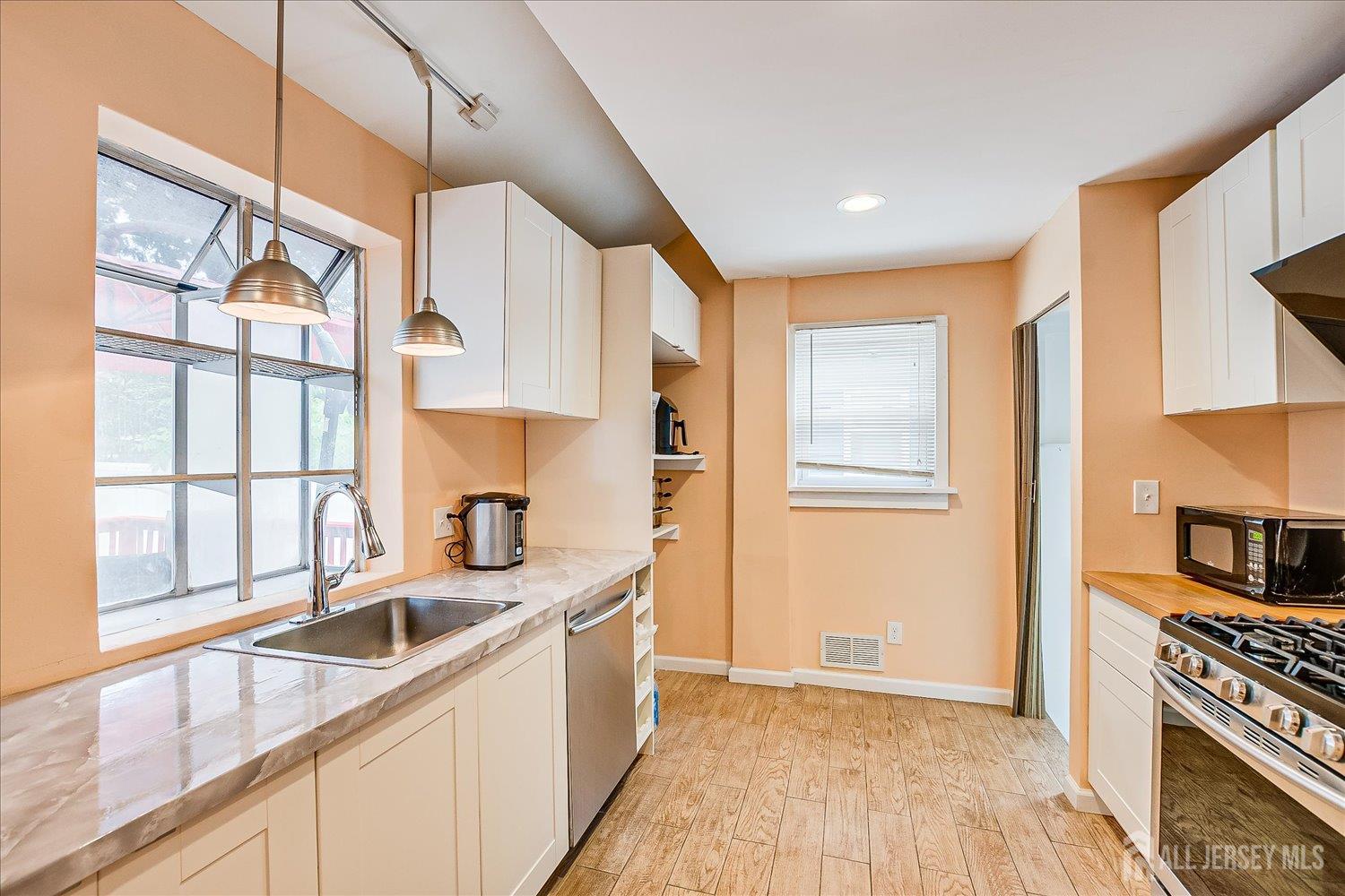 South Plainfield, New Jersey 07080, United States, 3 Bedrooms Bedrooms, ,2 BathroomsBathrooms,Residential,Active,177440