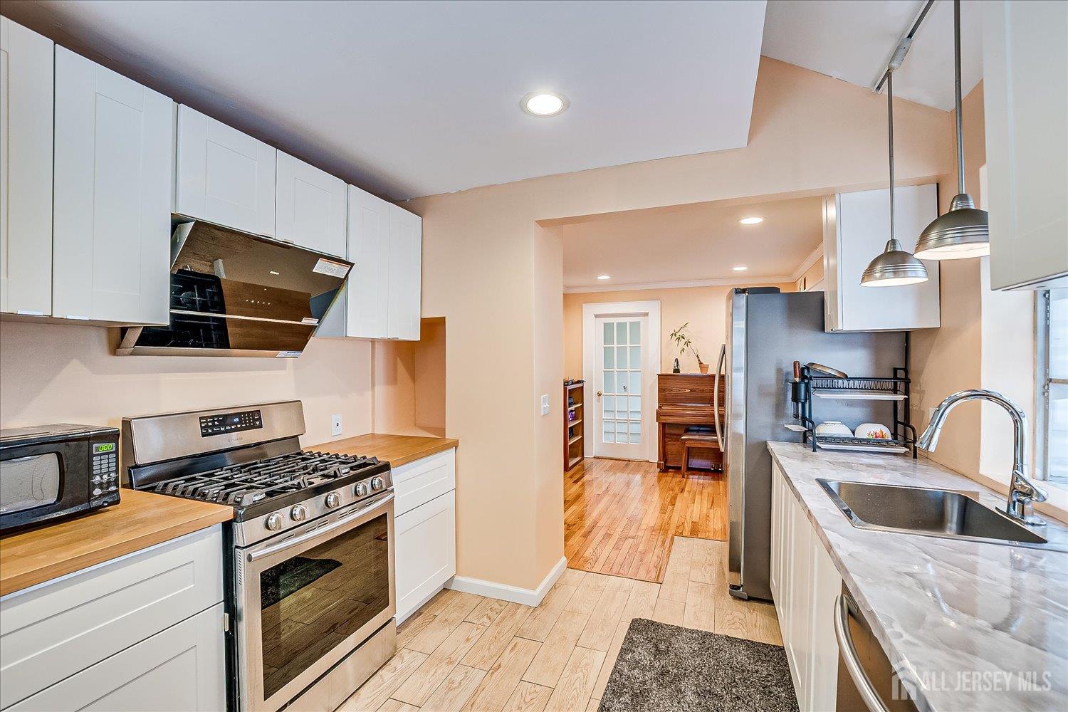 South Plainfield, New Jersey 07080, United States, 3 Bedrooms Bedrooms, ,2 BathroomsBathrooms,Residential,Active,177440