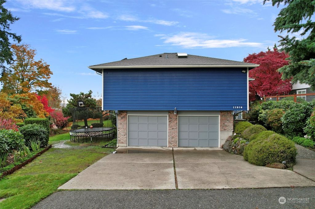 Photo of 11316 NE 60th Street, Kirkland, WA 98033 (MLS # 2181186)