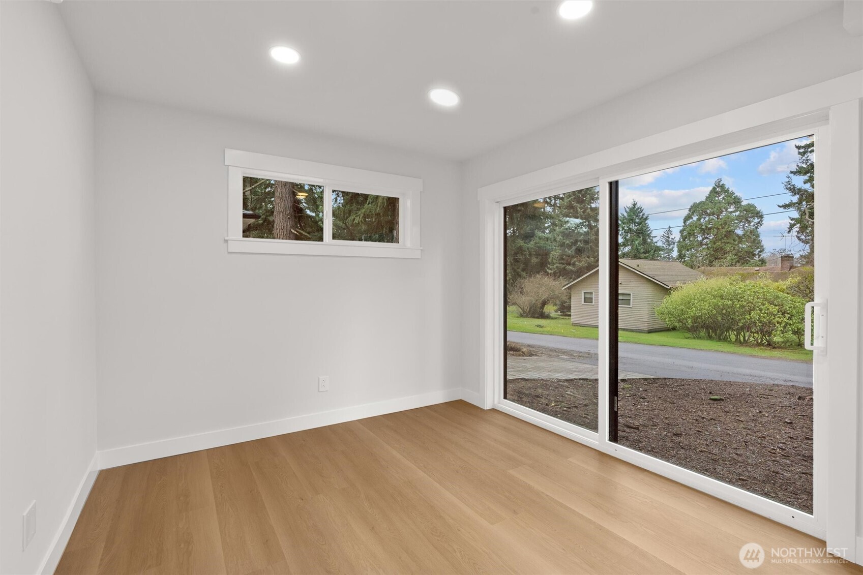 14308 Roslyn Place N