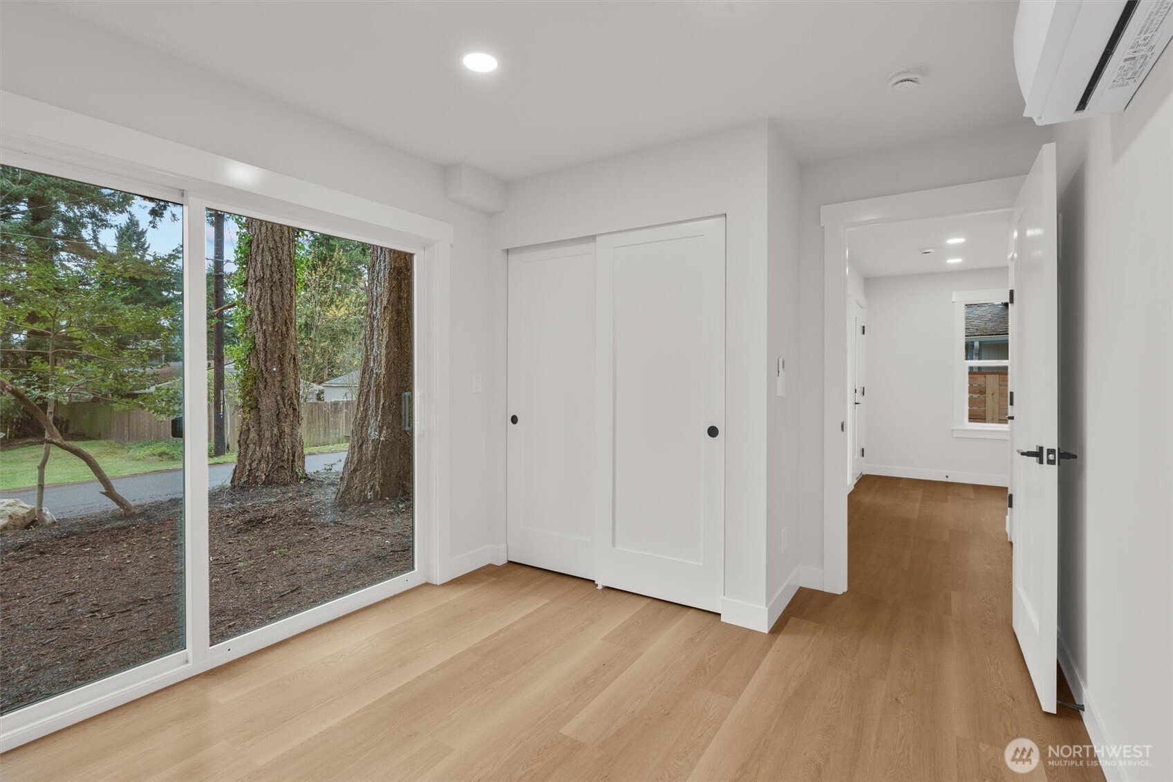 14308 Roslyn Place N