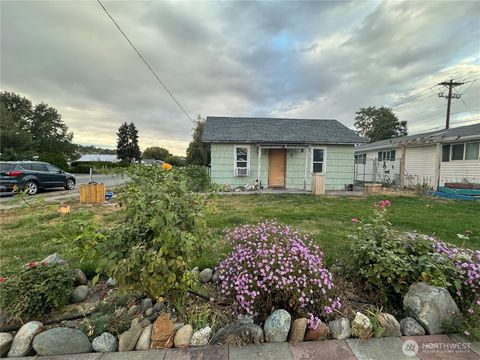 Photo of 122 W 4th Avenue, Omak, WA 98841 (MLS # 2448046)
