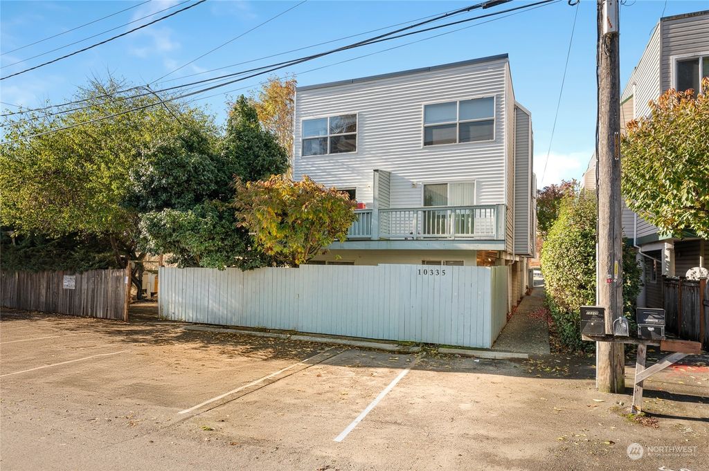 Photo of 10335 Midvale Avenue N, Seattle, WA 98133 (MLS # 2309970)