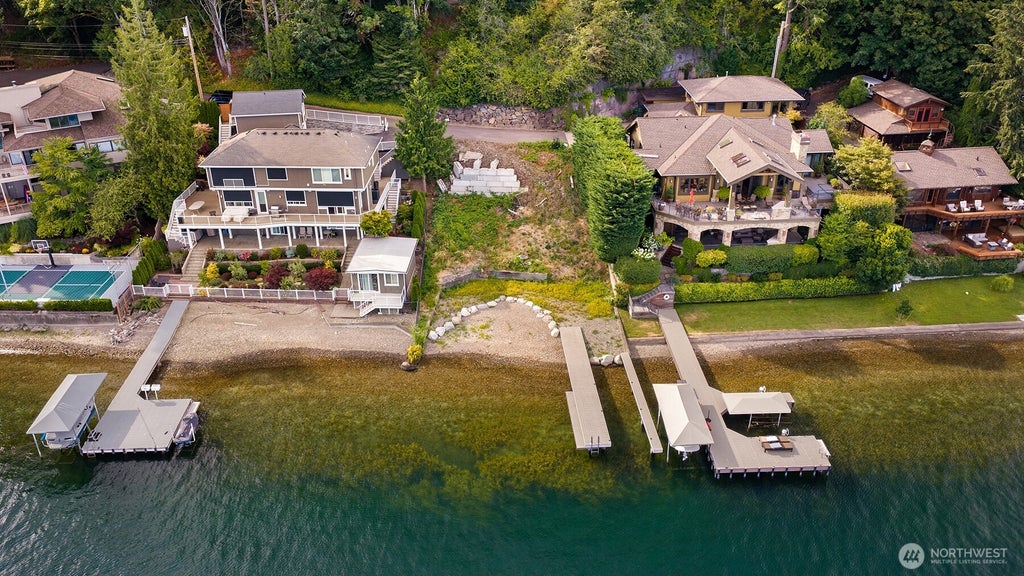 Photo of 672 W Lake Sammamish Parkway NE, Bellevue, WA 98008 (MLS # 2565026)