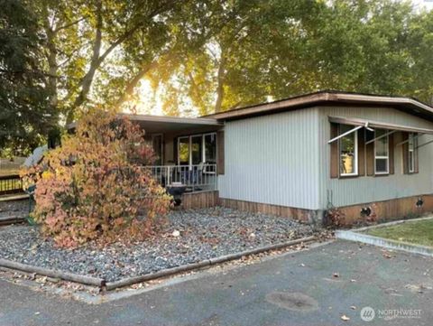 Photo of 2021 Mahan Avenue #A4, Richland, WA 99354 (MLS # 2502911)