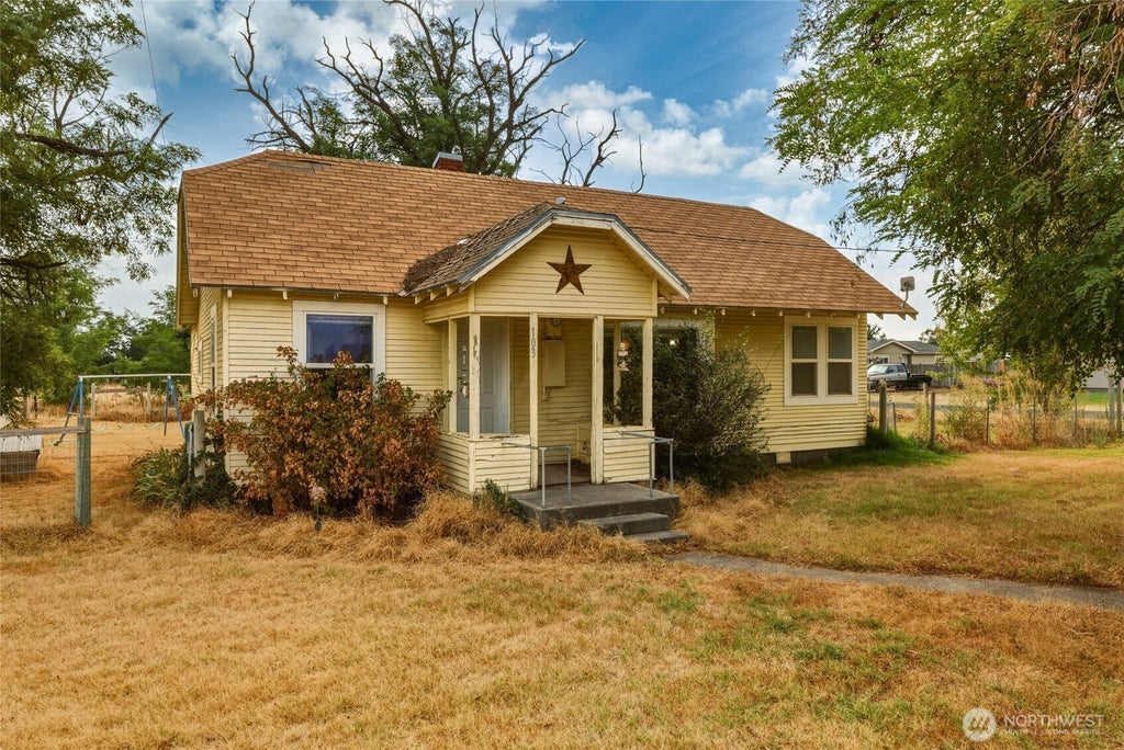 Photo of 103 Cherry Street, Touchet, WA 99360 (MLS # 2574751)