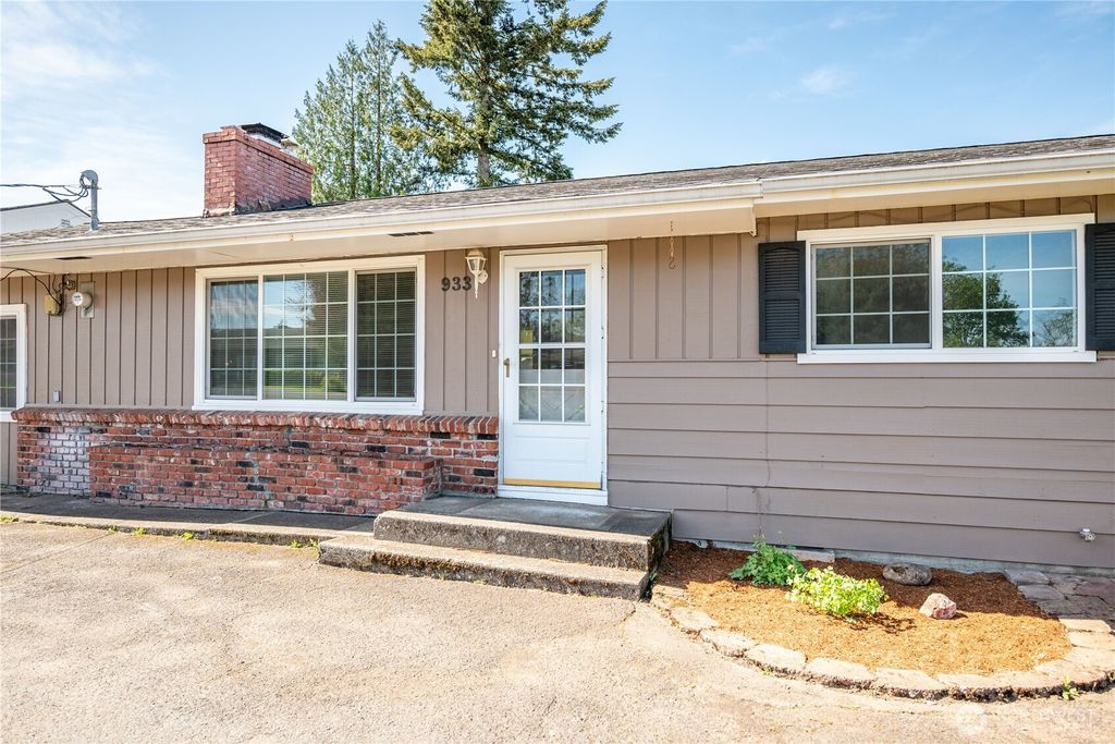 Photo of 933 S Nevada Drive, Longview, WA 98632 (MLS # 2525714)