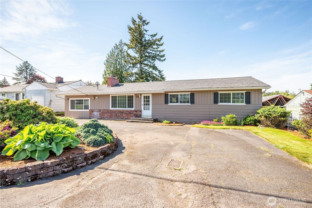Photo of 933 S Nevada Drive, Longview, WA 98632 (MLS # 2525714)