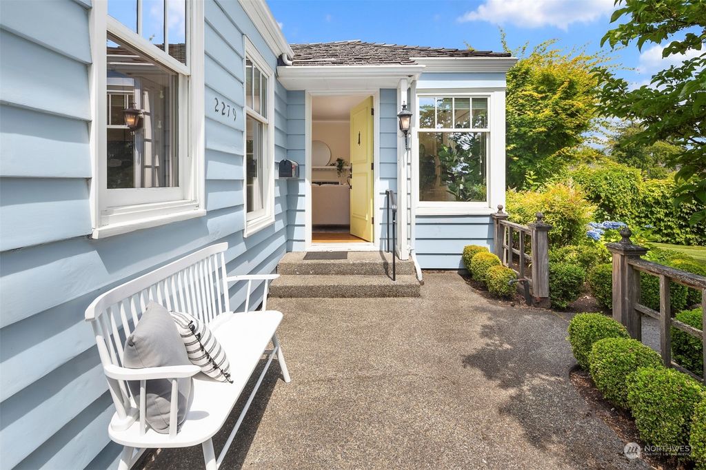 Photo of 2279 Viewmont Way W, Seattle, WA 98199 (MLS # 2135238)