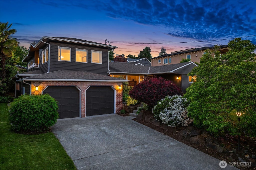 Photo of 1333 98th Avenue NE, Clyde Hill, WA 98004 (MLS # 2576559)