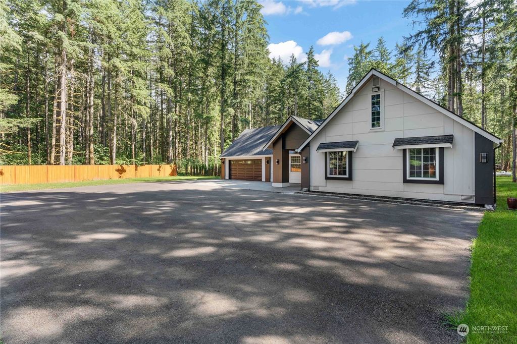 Photo of 16255 SE 320th Street, Auburn, WA 98092 (MLS # 2155689)