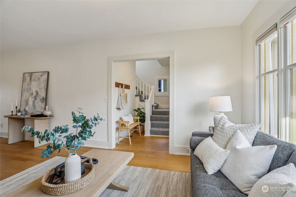 Photo of 6521 17th Avenue NE, Seattle, WA 98115 (MLS # 2322717)