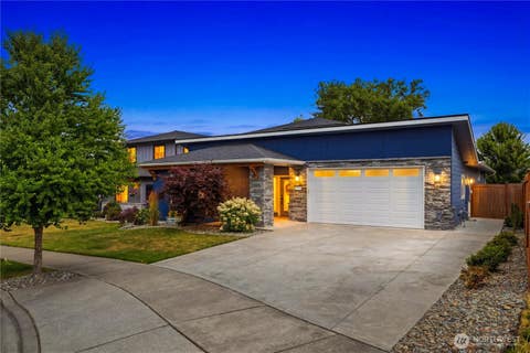 Photo of 1721 Hillcrest Pkwy PKWY, Mount Vernon, WA 98274 (MLS # 2554414)