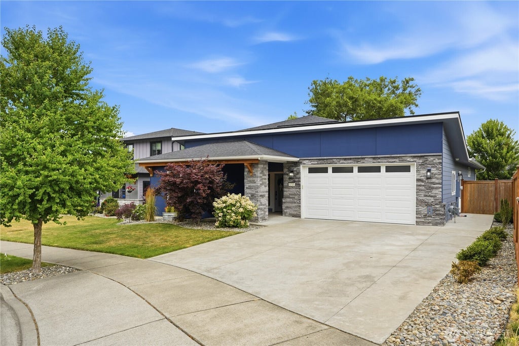 Photo of 1721 Hillcrest Pkwy PKWY, Mount Vernon, WA 98274 (MLS # 2554414)